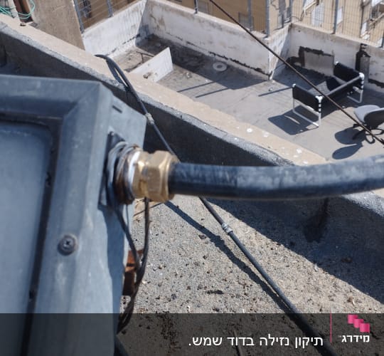 חיבור צינור על גג בניין עם דודי שמש
